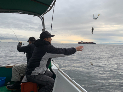 知り合いの船でアジ釣りに！