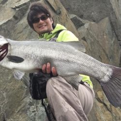 A.P.Pフィッシングガイドサービス　磯をチェックすると、ヒラスズキランカーサイズのRIDEON！