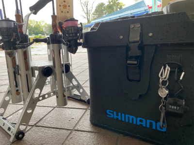 雨の服部緑地は釣りやすい。