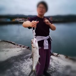 今日は嫁さんが釣りました