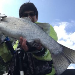 A.P.Pフィッシングガイドサービス　ヒラスズキ狙いのロックショアゲームのポイントチェックにRIDEON！