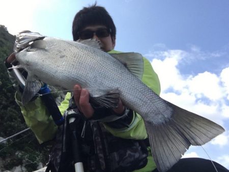 A.P.Pフィッシングガイドサービス　ヒラスズキ狙いのロックショアゲームのポイントチェックにRIDEON！