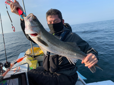 友人とボート釣行、ジギングでスズキ‼︎