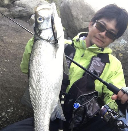 A.P.Pフィッシングガイドサービス　ヒラスズキ狙いのロックショアゲームのポイントチェックにRIDEON！