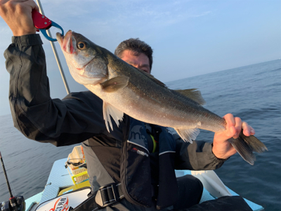 友人とボート釣行、ジギングでスズキ‼︎