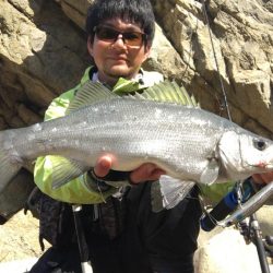 A.P.Pフィッシングガイドサービス　ヒラスズキ狙いのロックショアゲームのポイントチェックにRIDEON！