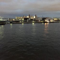 水門でルアーを痛めつけながら