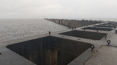 雨の中沖堤防で