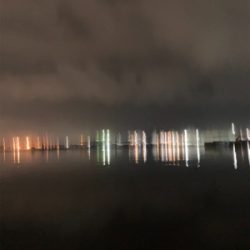 シーンと静まりかえった水面からガバっ!