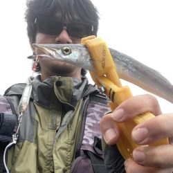 A.P.Pフィッシングガイドサービス　雨の弱まるタイミングでポイントチェックに向かうも、結局レインウェアを羽織る。