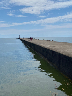 灼熱堤防でキス