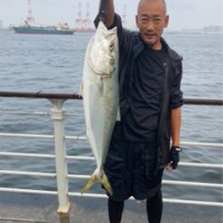 初秋、湾奥コスモ青物一番乗り。ギリ鰤80cm。。