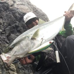 A.P.Pフィッシングガイドサービス 未だ見ぬ磯をチェック後、久しぶりの青物をトップでキャッチに至る