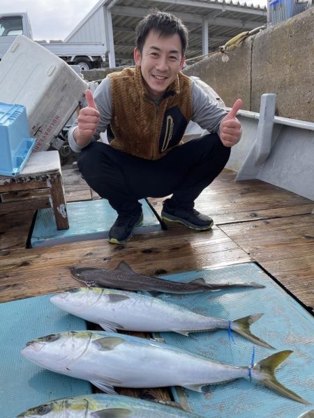 ワラサ3本ホシザメ1本