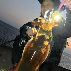 スクイッドジャンキーでグッドサイズの冬イカをゲット！