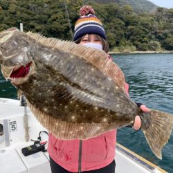 天草【幸龍丸】ライト落とし込みで良型ヒラメ…