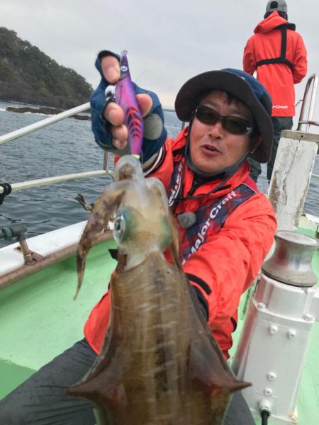 餌木蔵ベイトフェザーネオグローでキャスティ…