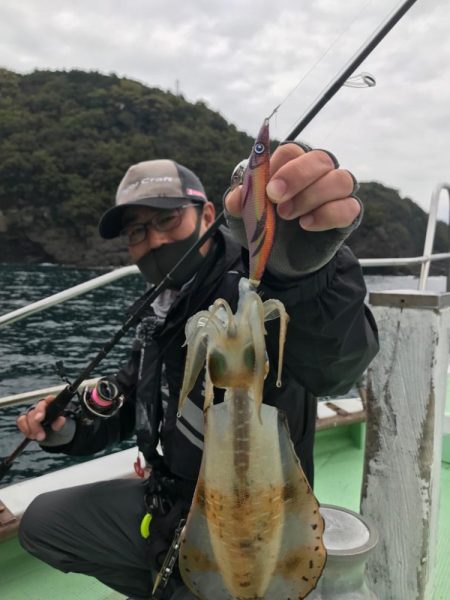 餌木蔵ベイトフェザーネオグローでキャスティングエギング！