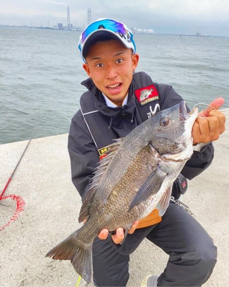 大雨大荒れの霞一文字