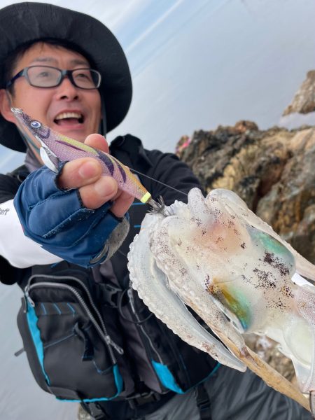 磯からのベイトフェザーネオグローで春エギン…