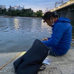 夕涼みの河川ミャク釣り
