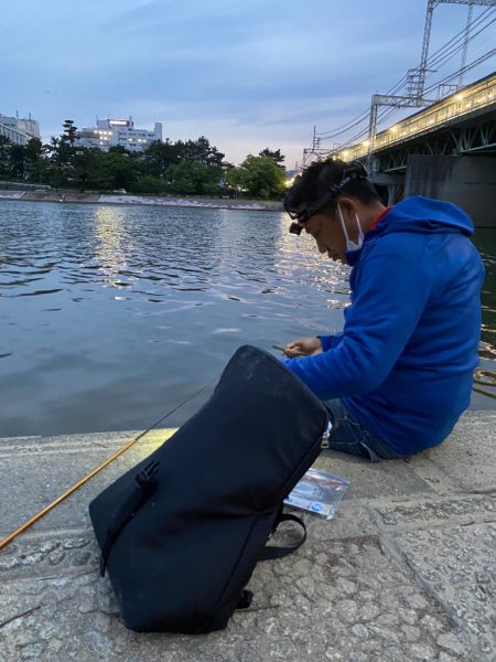 夕涼みの河川ミャク釣り
