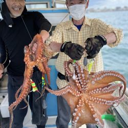 ７月１１日（月）の釣果（マダコ２.４kgと２.０kg含む船中３７杯）