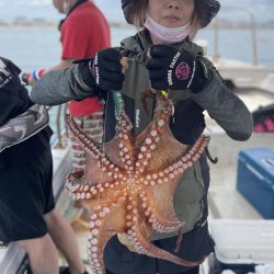 ７月１１日（月）の釣果（マダコ２.４kgと２.０kg含む船中３７杯）