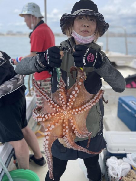 ７月１１日（月）の釣果（マダコ２.４kgと２.０kg含む船中３７杯）