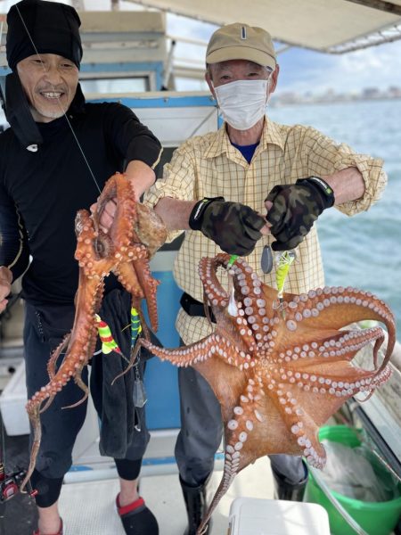 ７月１１日（月）の釣果（マダコ２.４kgと２.０kg含む船中３７杯）