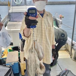 ７月１１日（月）の釣果（マダコ２.４kgと２.０kg含む船中３７杯）