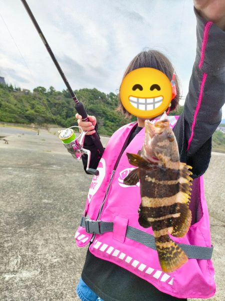 子供と堤防でロックフィッシング