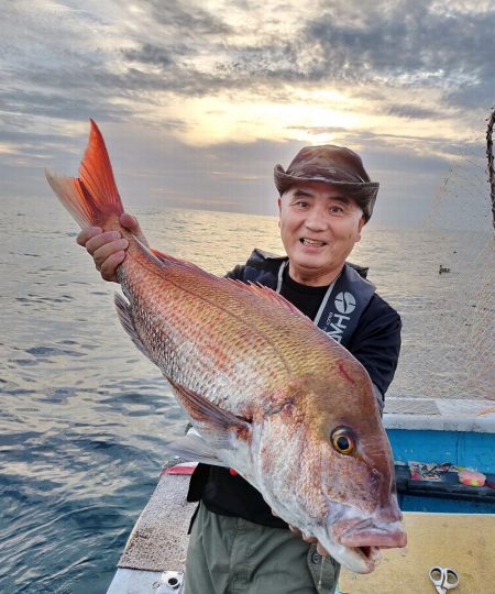 大マダイ（８１㌢＝５.５㌕）仕留めた！