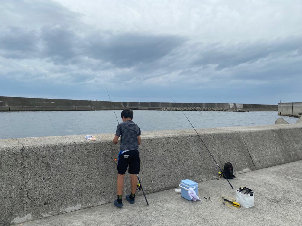 台風前にサヨリ釣り