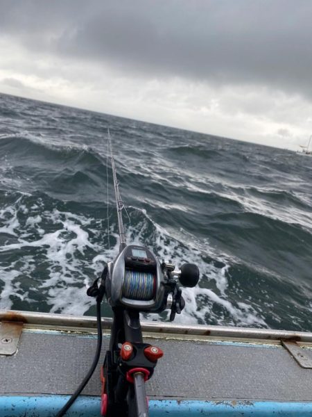 荒ます釣り船でウタセ真鯛