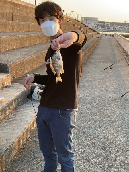 浜寺水路でハゼ、チヌ