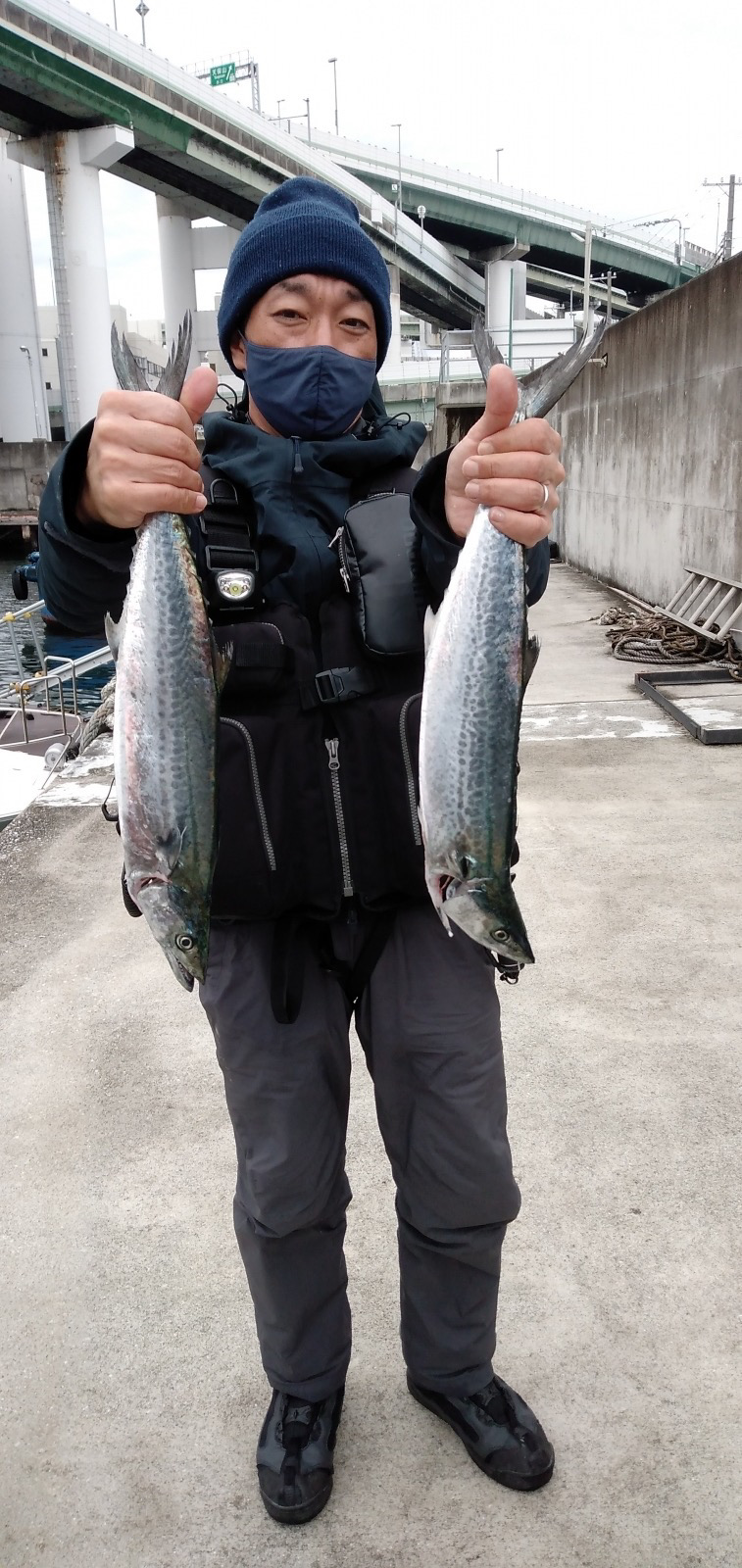 爆風に押され…