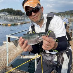 小島養魚場でトラウトサーモン狙い