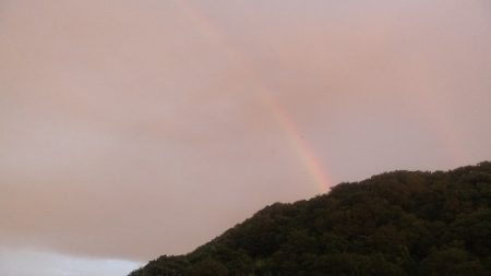 秋風が吹く曇天の大潮