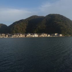 強風の小潮と陸風に乗った霧