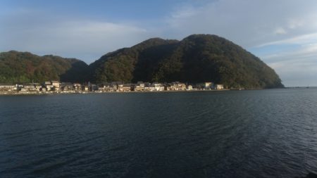 強風の小潮と陸風に乗った霧