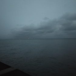 雨でも満員人工島