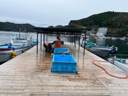 海上釣り堀 傳八屋