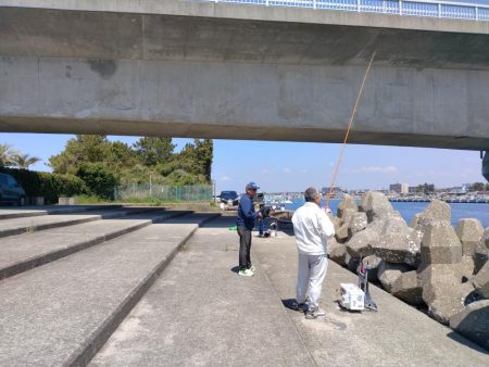 釣友が東二見に集まりました