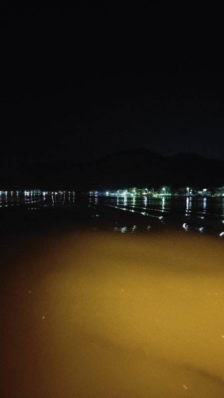 夜の海も暑かった。