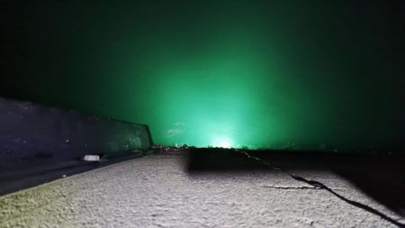 風を避けて何とかアジング