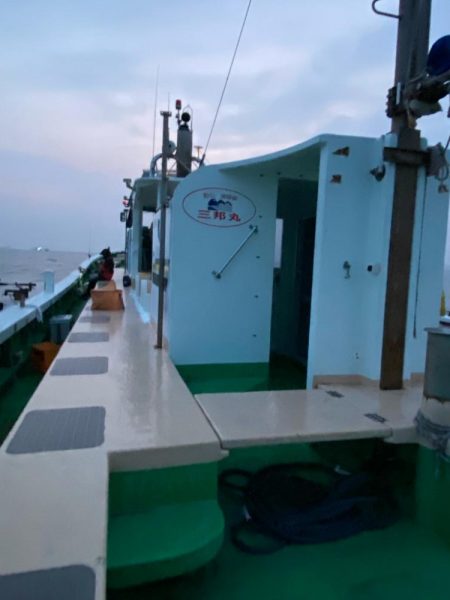 初釣りは船タチウオ