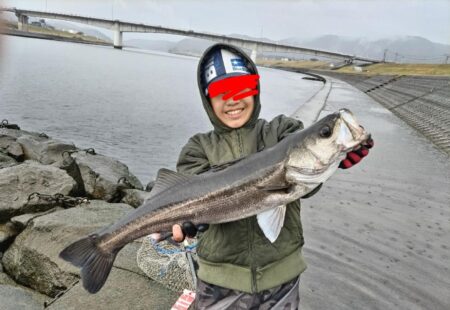 息子釣果。シーバス釣りました!