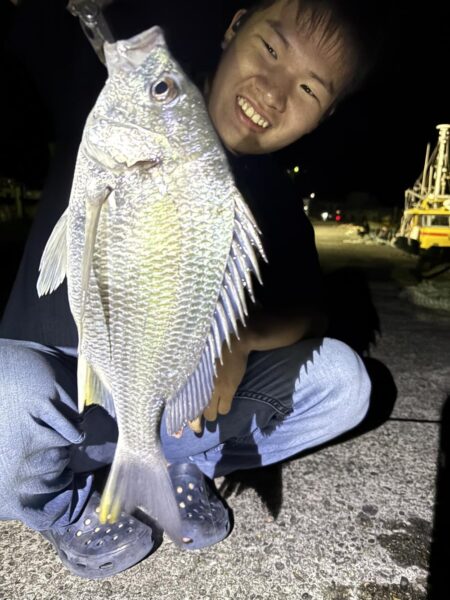 今季初チヌを息子釣ってくれました
