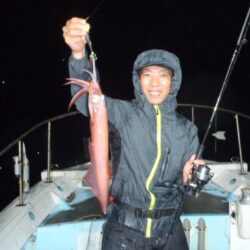 　チョット雨の中ケンサキイカを求めた幸真丸は名護屋漁港を出港　(^^)/